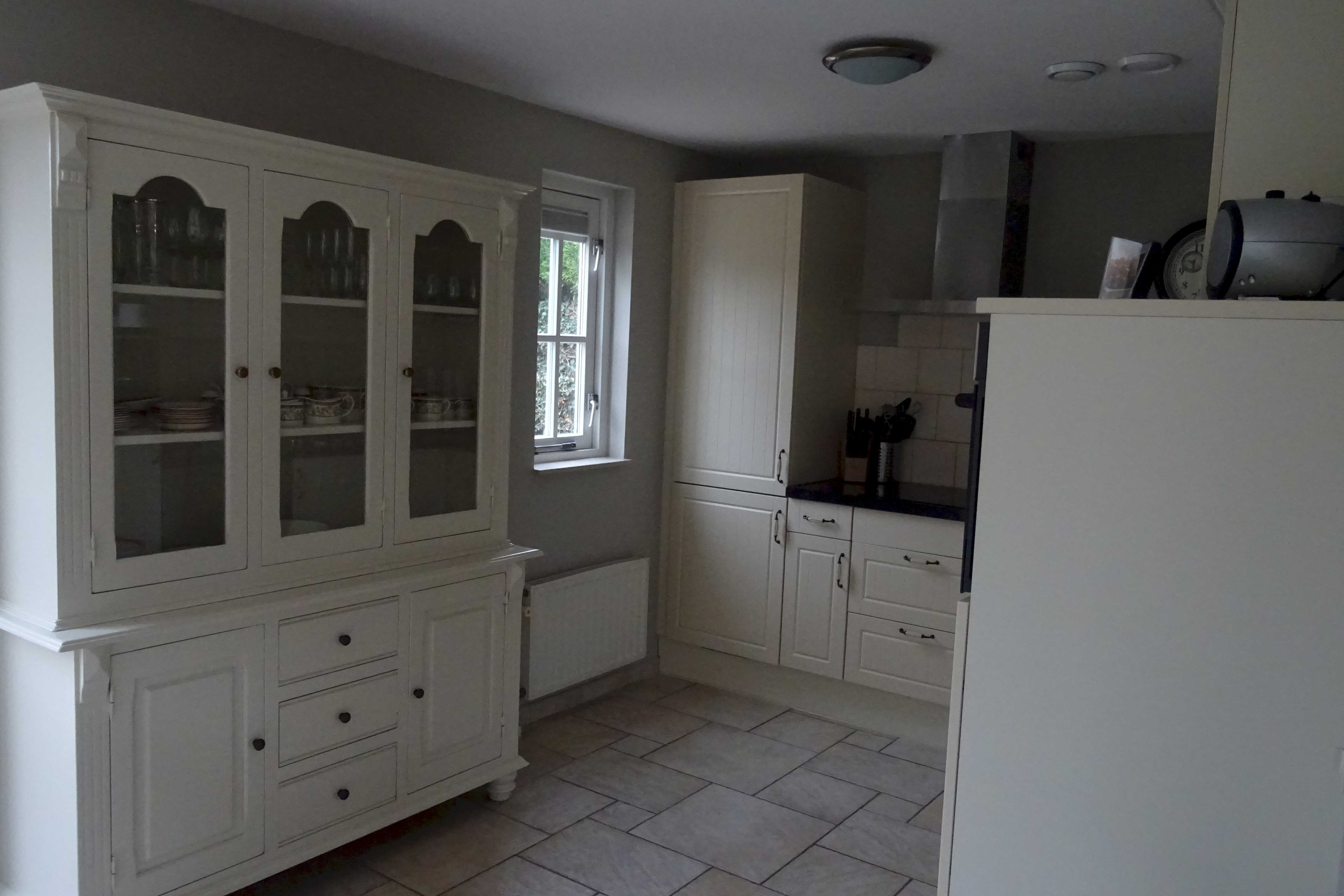 kast-met-servies-villa-burghduin